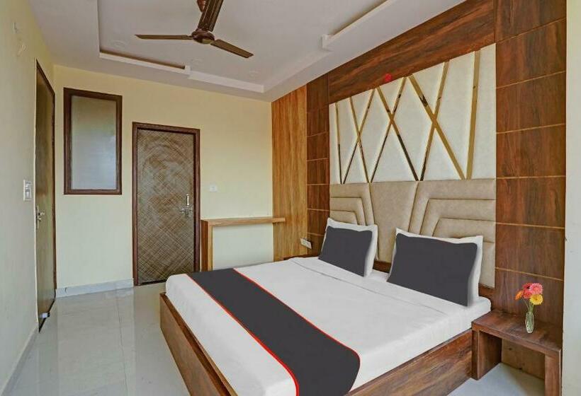 トリプルクラシックルーム, Capital O Mt Corporate Stays Near Iskcon Temple Noida