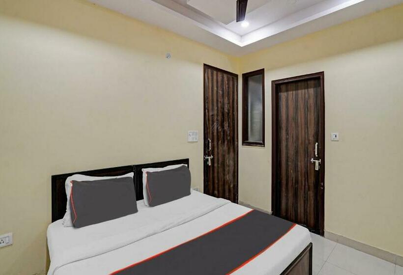 トリプルクラシックルーム, Capital O Mt Corporate Stays Near Iskcon Temple Noida
