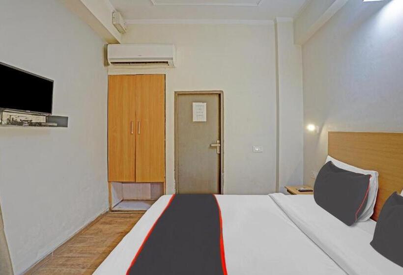 トリプルクラシックルーム, Capital O Mt Corporate Stays Near Iskcon Temple Noida