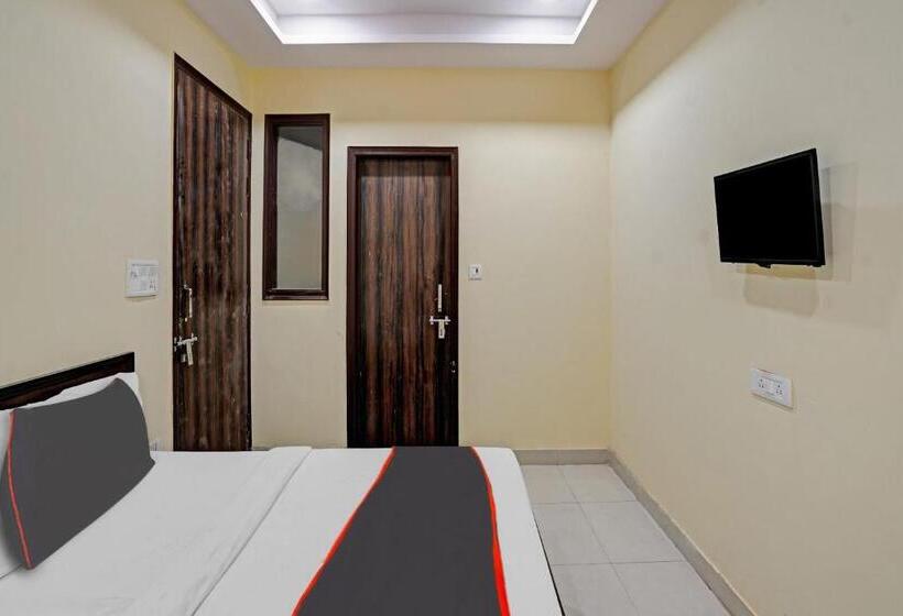 トリプルクラシックルーム, Capital O Mt Corporate Stays Near Iskcon Temple Noida