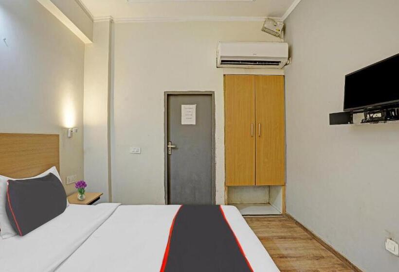 トリプルクラシックルーム, Capital O Mt Corporate Stays Near Iskcon Temple Noida
