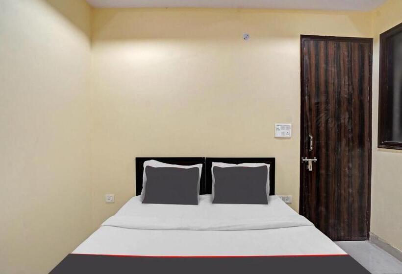 トリプルクラシックルーム, Capital O Mt Corporate Stays Near Iskcon Temple Noida