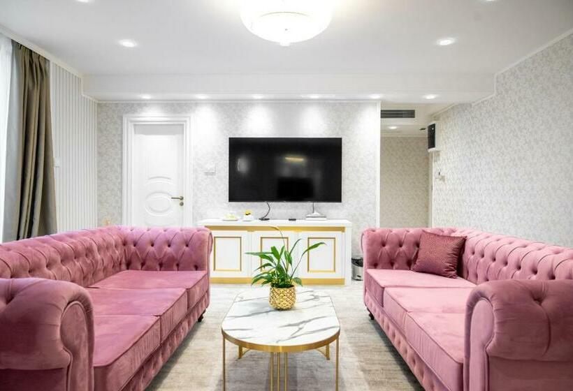 سوئیت با بالکن, Queen Palace