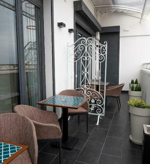 سوئیت با بالکن, Queen Palace