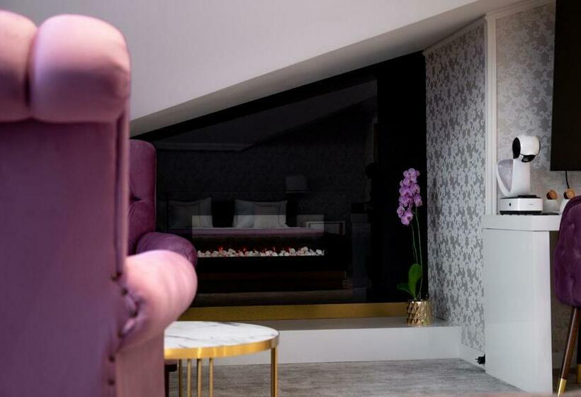 اتاق استاندارد با وان آب گرم, Queen Palace