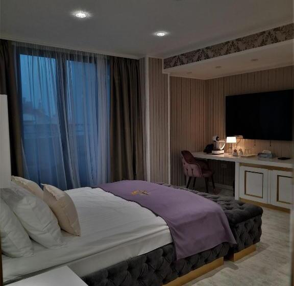 اتاق لوکس با بالکن, Queen Palace