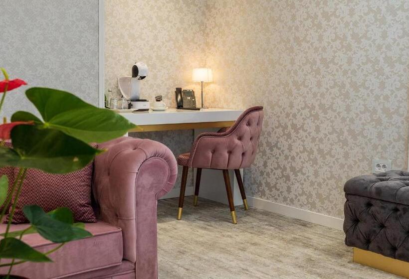 سوئیت با بالکن, Queen Palace