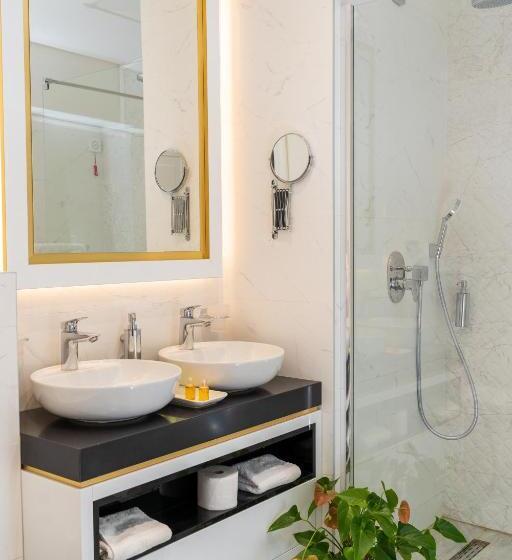 اتاق استاندارد با وان آب گرم, Queen Palace