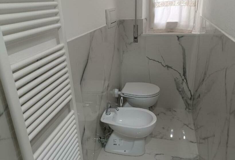 اتاق استاندارد با سرویس بهداشتی مشترک, Home Sweet Home 3 Affittacamere Lucca