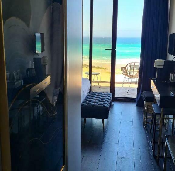 اتاق لوکس با بالکن و چشم‌انداز دریا, Neboa De Doniños