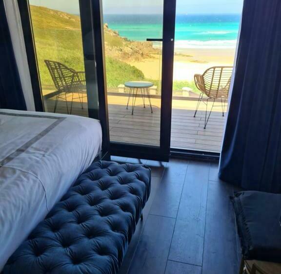 اتاق لوکس با بالکن و چشم‌انداز دریا, Neboa De Doniños