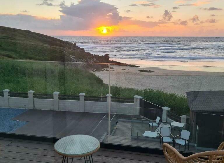 اتاق لوکس با بالکن و چشم‌انداز دریا, Neboa De Doniños