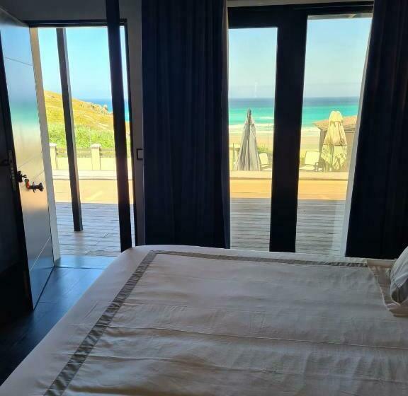 اتاق لوکس با چشم‌انداز دریا, Neboa De Doniños