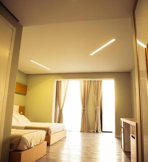 חדר סטנדרט לשלושה, Bologna