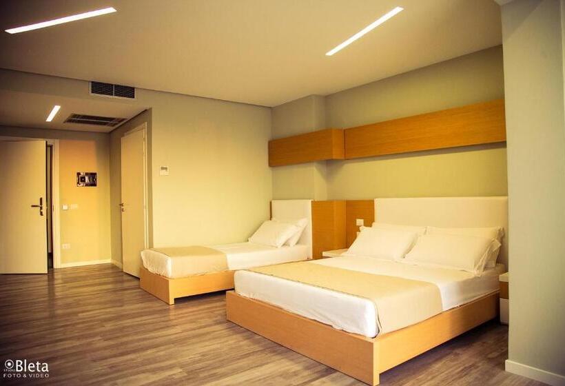 חדר סטנדרט לשלושה, Bologna