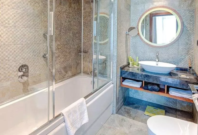 キングサイズベッドのスイートルーム, Doubletree By Hilton Hotel Istanbul   Piyalepasa