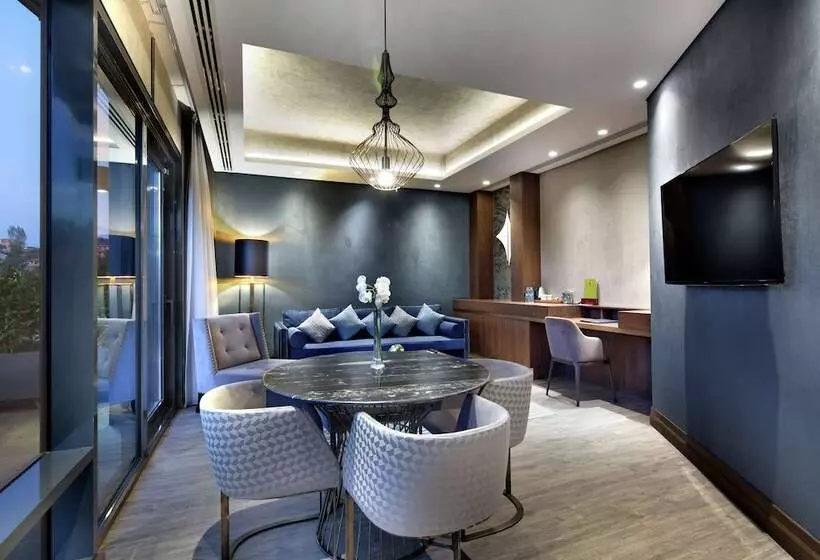 キングサイズベッドのスイートルーム, Doubletree By Hilton Hotel Istanbul   Piyalepasa