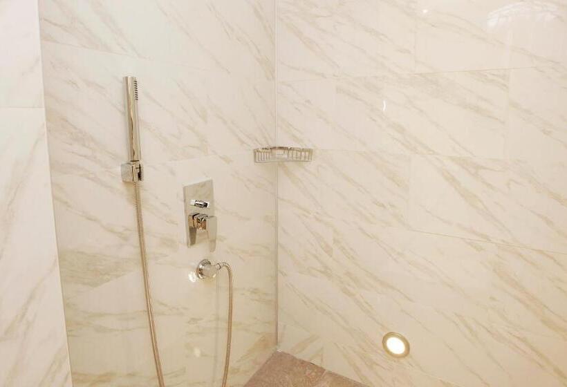 Standard Studio, Kleopatra Suit