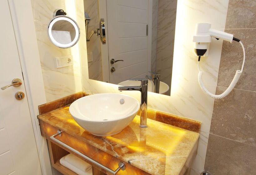 Standard Studio, Kleopatra Suit