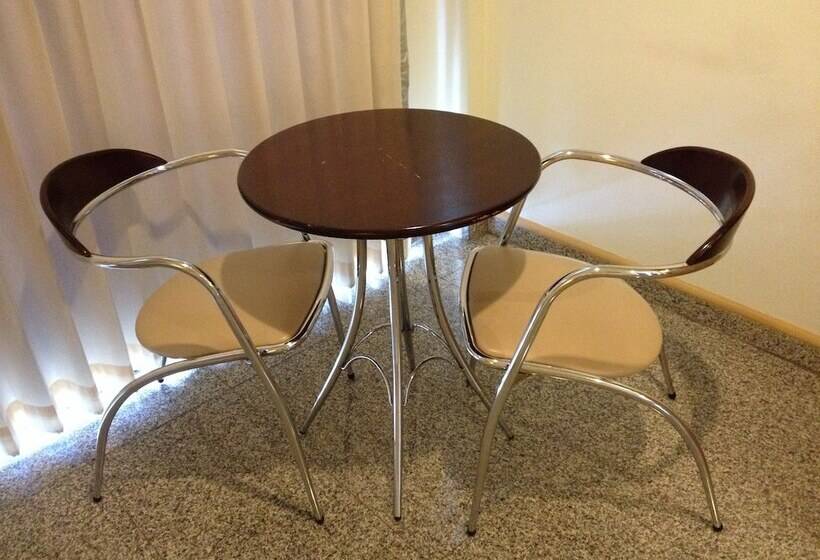 اتاق سوپریور, Maneerote