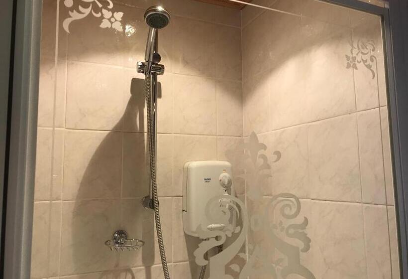 三人经典房间, Old Farm