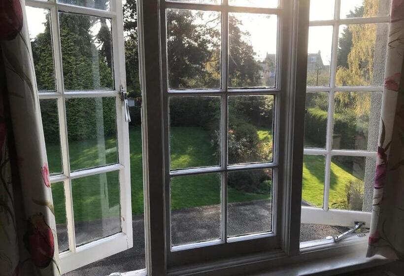 三人经典房间, Old Farm