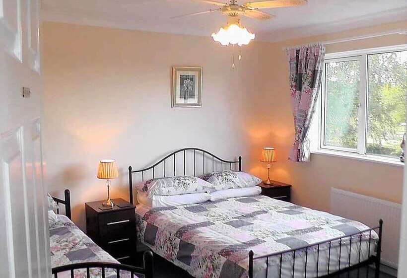 패밀리 룸, Willowbrook Riding Centre