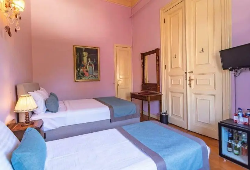 庭の見えるスタンダードトリプルルーム, Büyükada Anastasia Meziki History Mansion