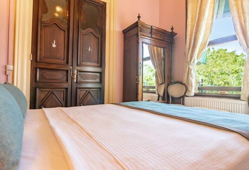 Family Suite, Büyükada Anastasia Meziki History Mansion