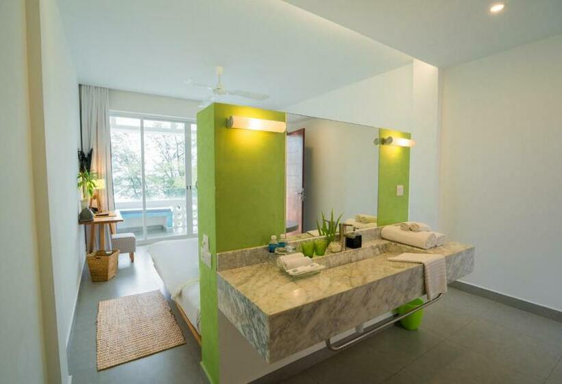 豪华海景房带阳台, Naiya Sea Resort