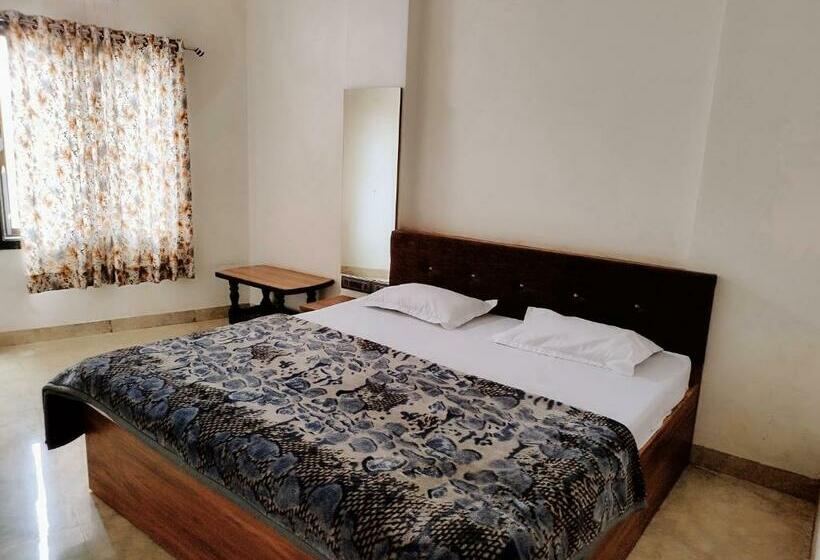 Superior Kolmen Hengen Huone, Guru Kripa 500mtr From Shreenathji Temple