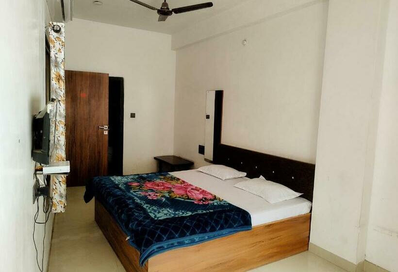 Superior Kolmen Hengen Huone, Guru Kripa 500mtr From Shreenathji Temple