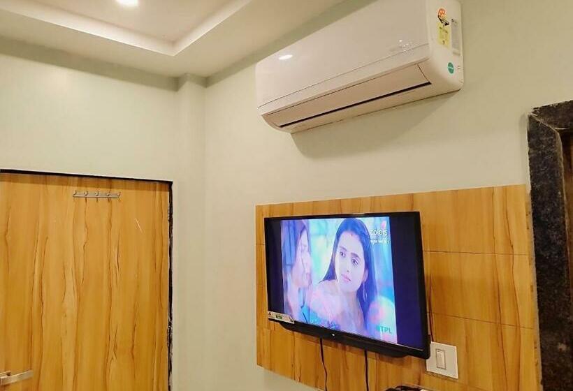 Superior Kolmen Hengen Huone, Guru Kripa 500mtr From Shreenathji Temple