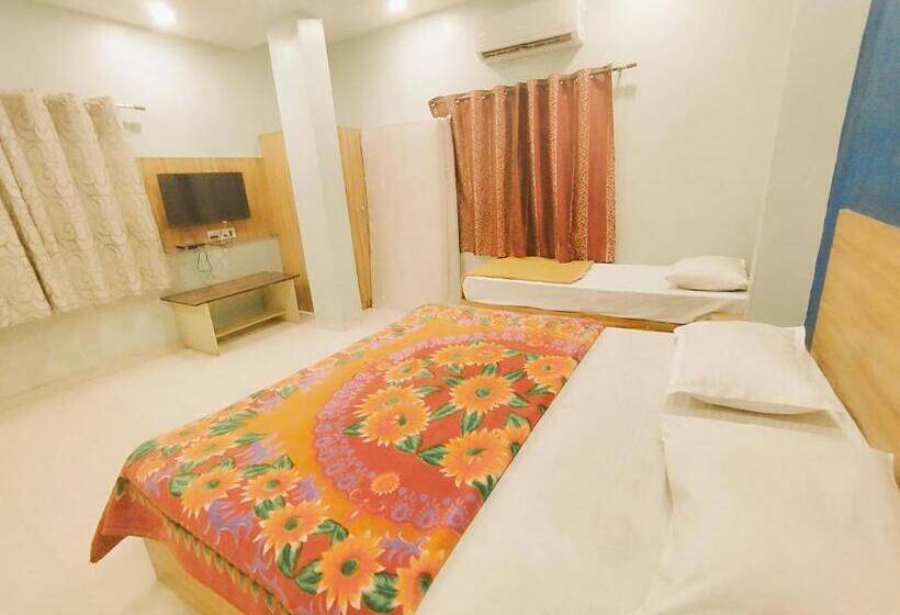 Superior Kolmen Hengen Huone, Guru Kripa 500mtr From Shreenathji Temple