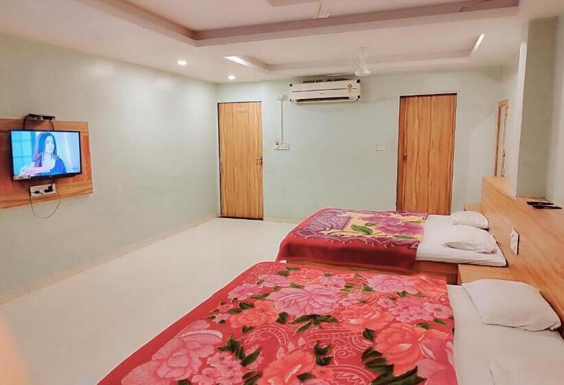 高级三人间, Guru Kripa   500mtr From Shreenathji Temple
