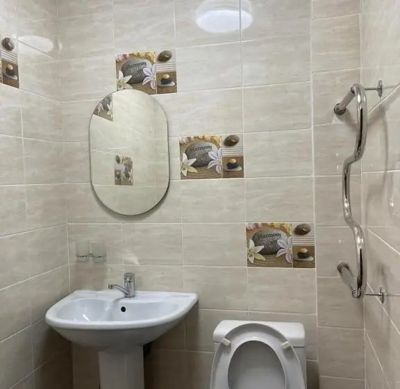 اتاق استاندارد یک نفره, Fam_house