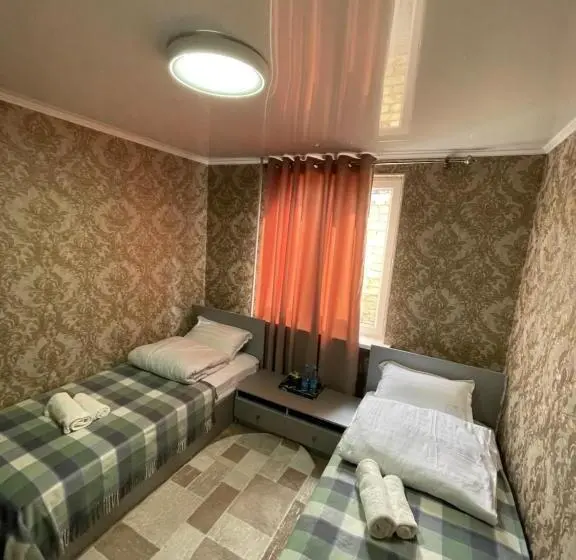 اتاق استاندارد با سرویس بهداشتی مشترک, Fam_house
