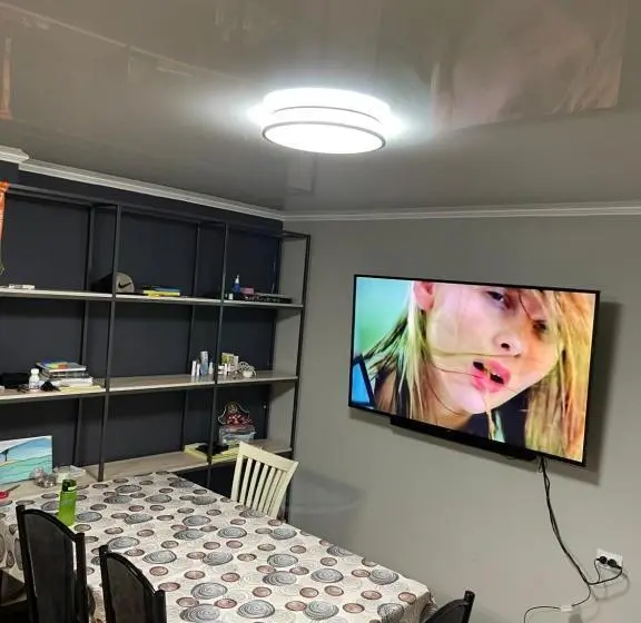 اتاق استاندارد با سرویس بهداشتی مشترک, Fam_house