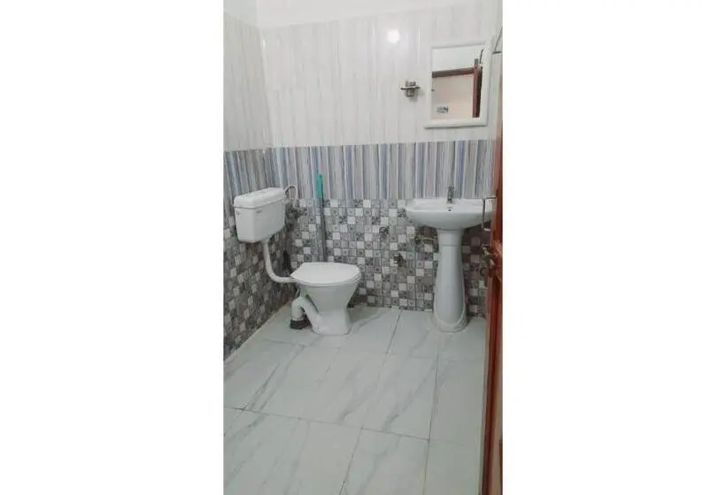 Quarto Estandar, Ashirwad, Uttarkashi
