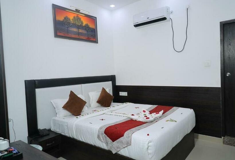 חדר אקונומי, The Hotel Paradise