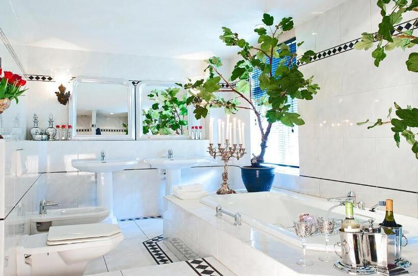 스위트, Breitner House