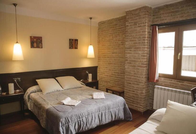 اتاق استاندارد سه نفره, Hospedium Hotel La Fuente