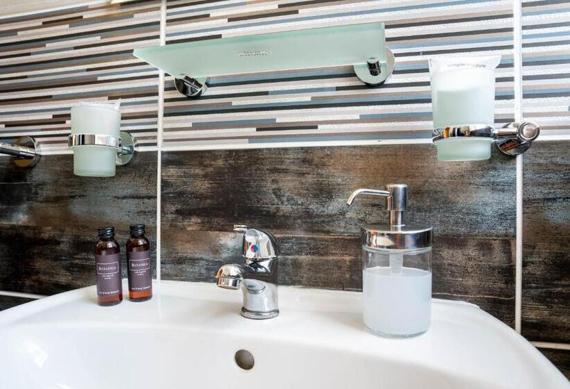 اتاق استاندارد یک تخته با سرویس بهداشتی مشترک, Mini Hotel Akord