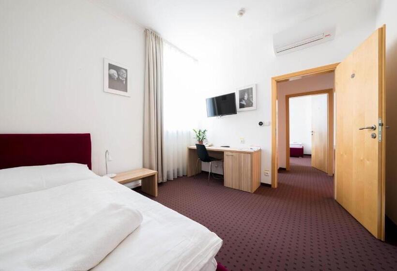 اتاق استاندارد یک تخته با سرویس بهداشتی مشترک, Mini Hotel Akord