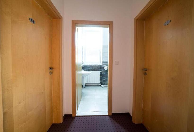 חדר סטנדרד יחיד חדר אמבטיה משותף, Mini Hotel Akord