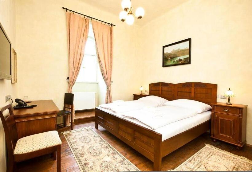 컴포트 룸, Latran