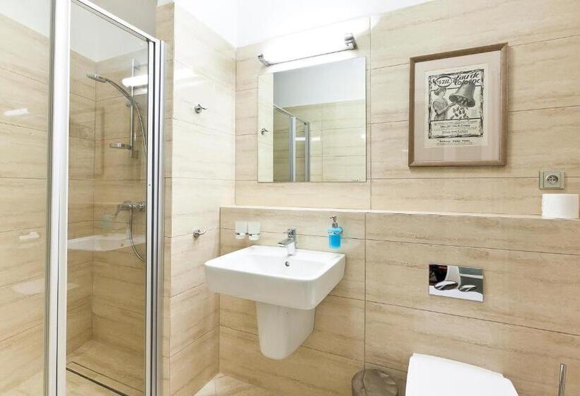 컴포트 룸, Latran