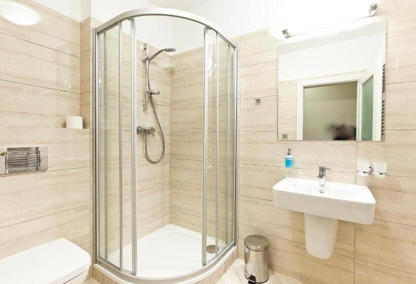 컴포트 룸, Latran