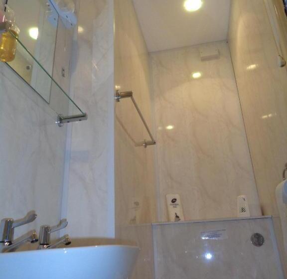 חדר משפחתי, The Charlesworth