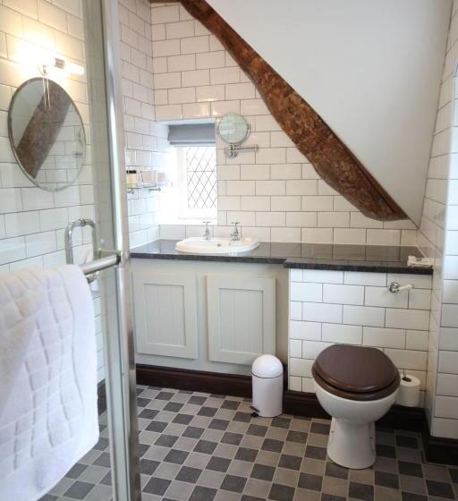 Номер Стандарт, Weston Hall